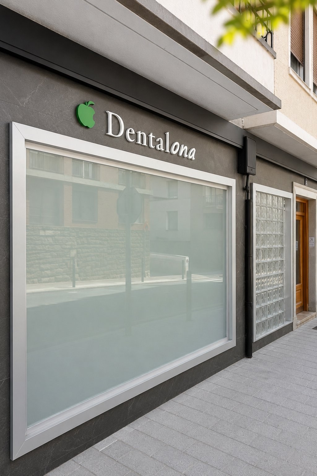 Fachada de la Clínica Dental Dentalona en Eibar