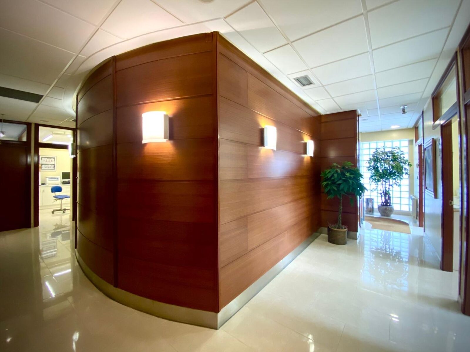 Pasillo principal con acabados en madera